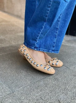 Ballerina leder camel met zilveren ronde studs | DELSCHER. Fashion