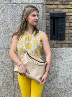Blouse mouwloos geel wit zonnebloem dessin | DELSCHER. Fashion