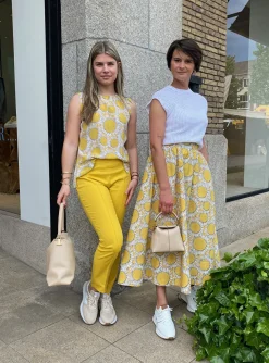 Blouse mouwloos geel wit zonnebloem dessin | DELSCHER. Fashion