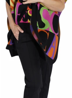 Cape zwart met kleurige letters | DELSCHER. Fashion