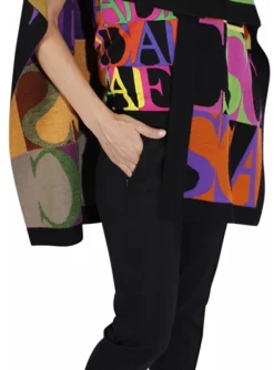 Cape zwart met kleurige letters | DELSCHER. Fashion