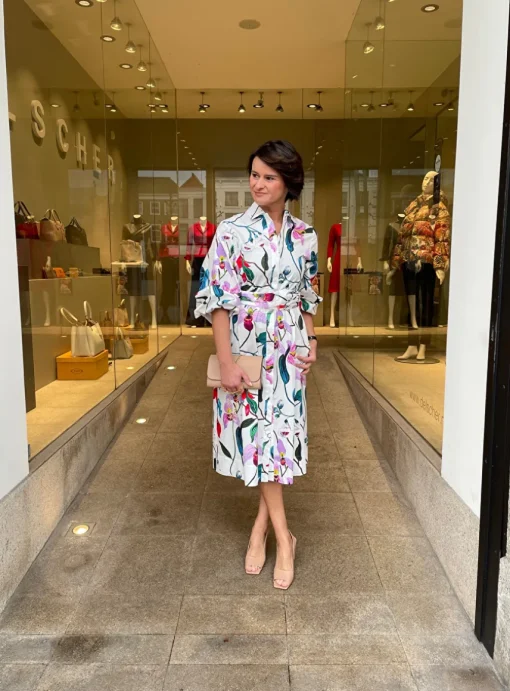 Jurk capri wit bloem dessin ceintuur en ballonmouw | DELSCHER. Fashion