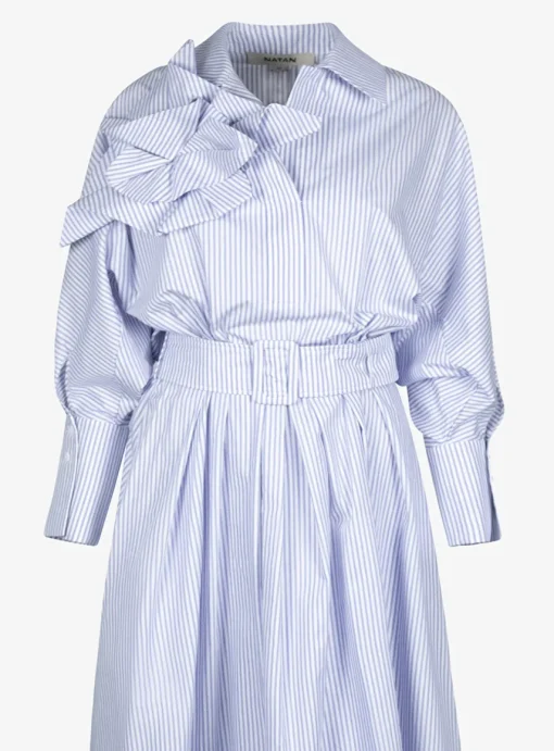 Jurk circee streep wit lichtblauw met geplooide rok | DELSCHER. Fashion