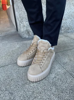 Sneaker H stripes nubuck camel met lammy | DELSCHER. Fashion