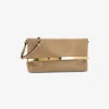 Tas clutch beige met gouden detail en flap sluiting | DELSCHER. Fashion
